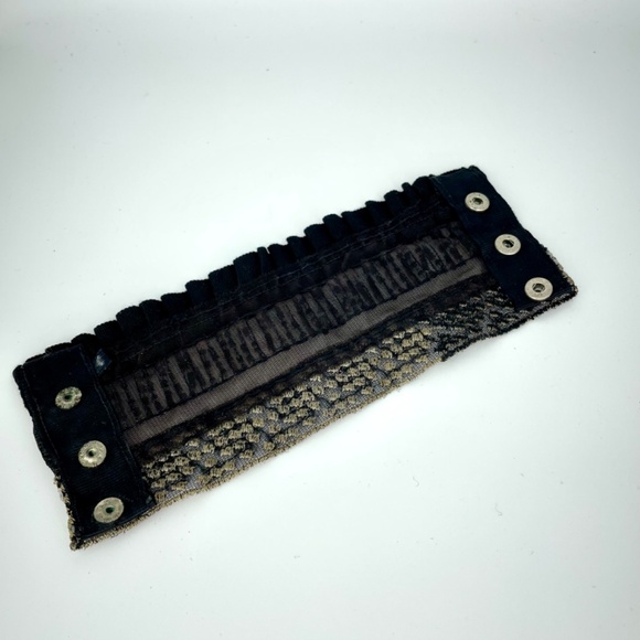 Stylized lace bracelet, black, unique, victorian or gothic style. - Picture 5 of 11